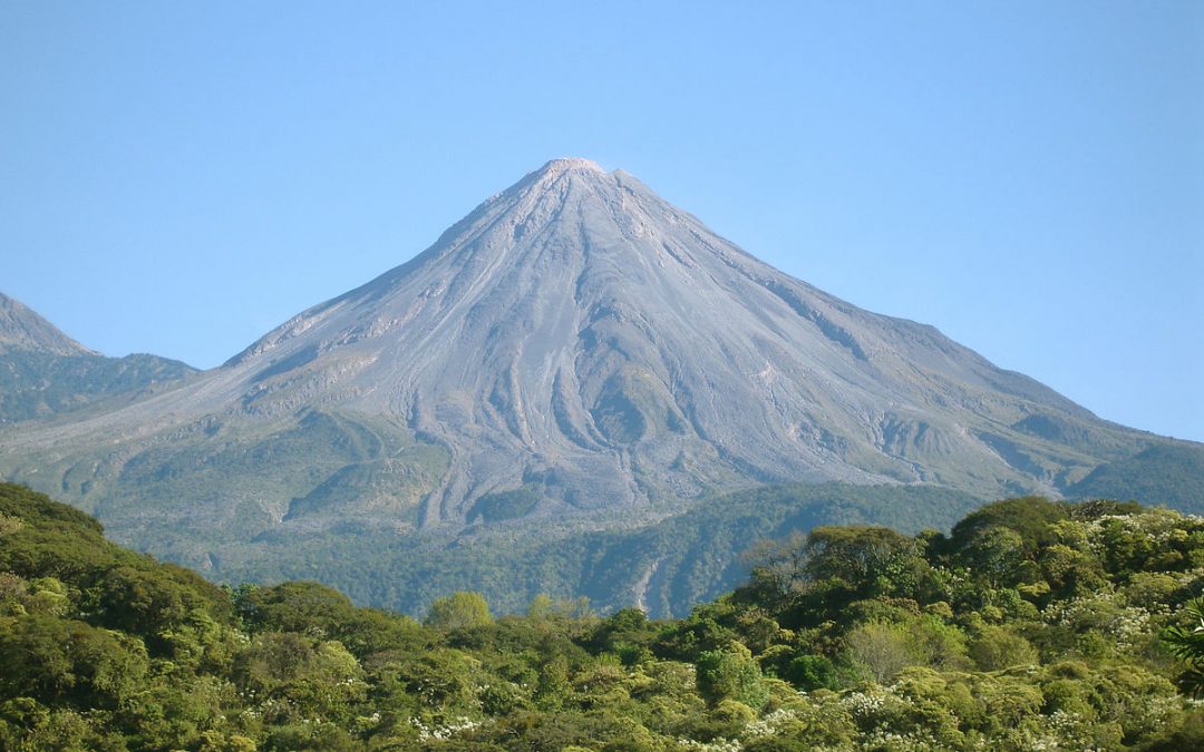 El volcán de Colima presenta un cráter más profundo