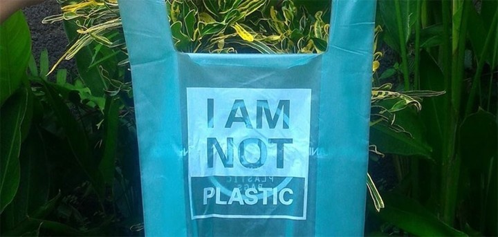 Las bolsas hechas de mandioca que en el mar se convierten en agua