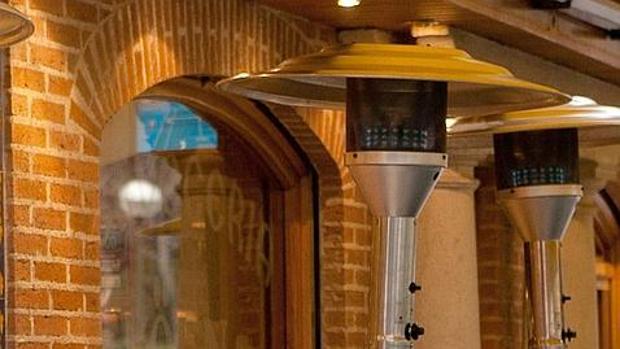 Prohibir las estufas de gas en terrazas, la última propuesta para bajar la contaminación en Madrid 