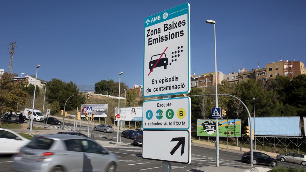 Barcelona multará con 100 euros a los autos que eludan la restricción por contaminación 