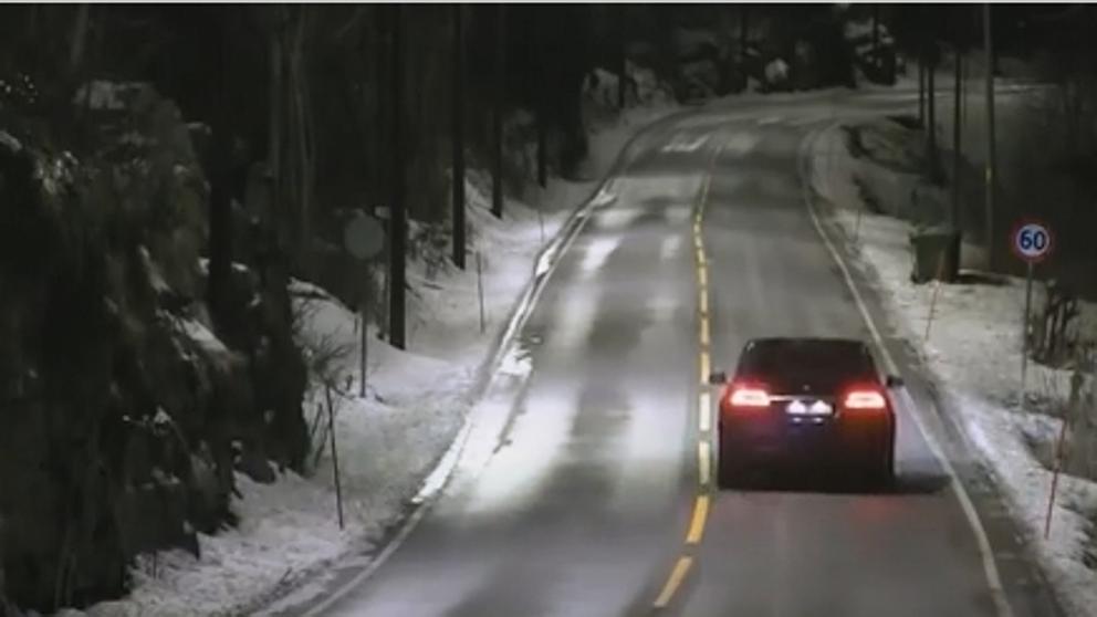 Noruega prueba faroles inteligentes que se encienden con el paso de los vehículos