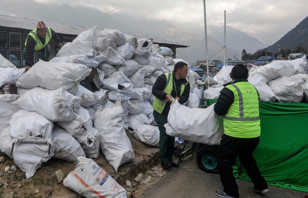 Contaminación de altura: más de 90.000 kilos de basura en el Everest