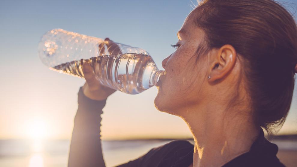 Detectan partículas de plástico en el 93 % de las botellas de agua mineral.