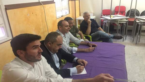 España: Medio Ambiente pone en marcha un plan para limpiar las algas de las aguas en la zona del Puerto deportivo de Los Nietos