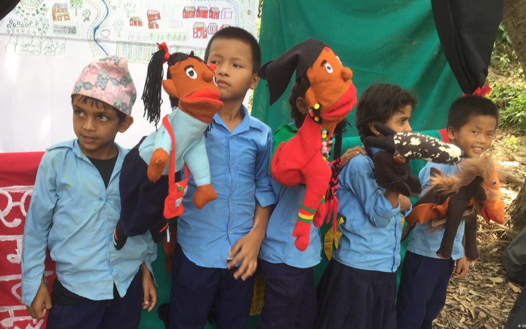 En Nepal, los títeres enseñan métodos de cultivo respetuosos con el ambiente