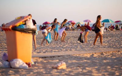 El grupo de WhatsApp que declaró la guerra a los plásticos en la playa de Cádiz