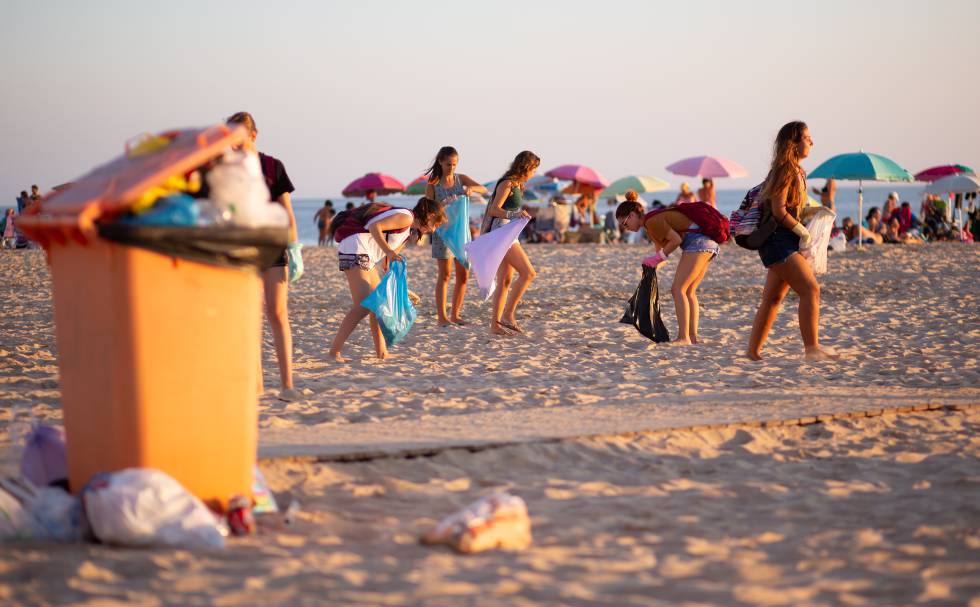 El grupo de WhatsApp que declaró la guerra a los plásticos en la playa de Cádiz