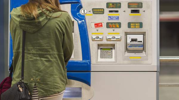 Una buena idea para fomentar el reciclaje: máquinas de subte que aceptan botellas de plástico como pago