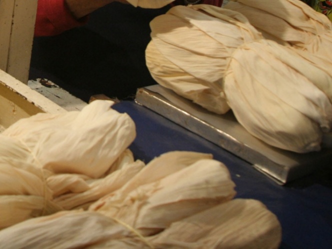 Crean plato desechable con hojas de maíz