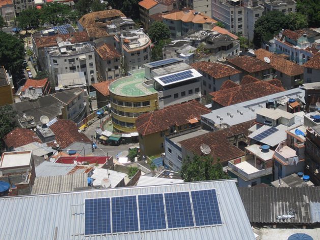 Energía solar empuja desarrollo social en barrios pobres de Brasil