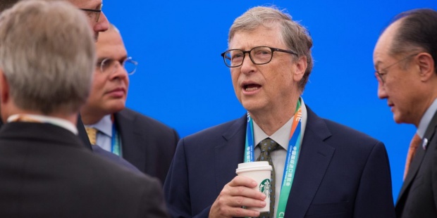 Bill Gates presenta un inodoro que, sin agua, transforma deposiciones en fertilizante