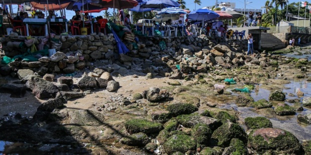 El mar se retrae y desnuda las playas de Acapulco en México