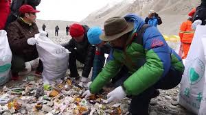 El Everest acumula toneladas de basura