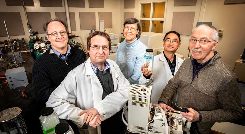 Un estudio detecta por primera vez microplásticos en una fuente común de agua potable