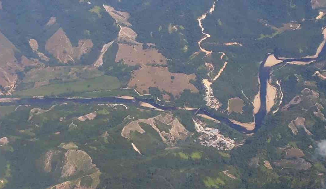 Una mancha de petróleo invade el río Catatumbo