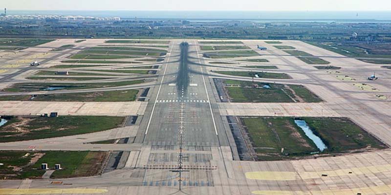 El Prat rechaza construir una pista del aeropuerto sobre el mar español