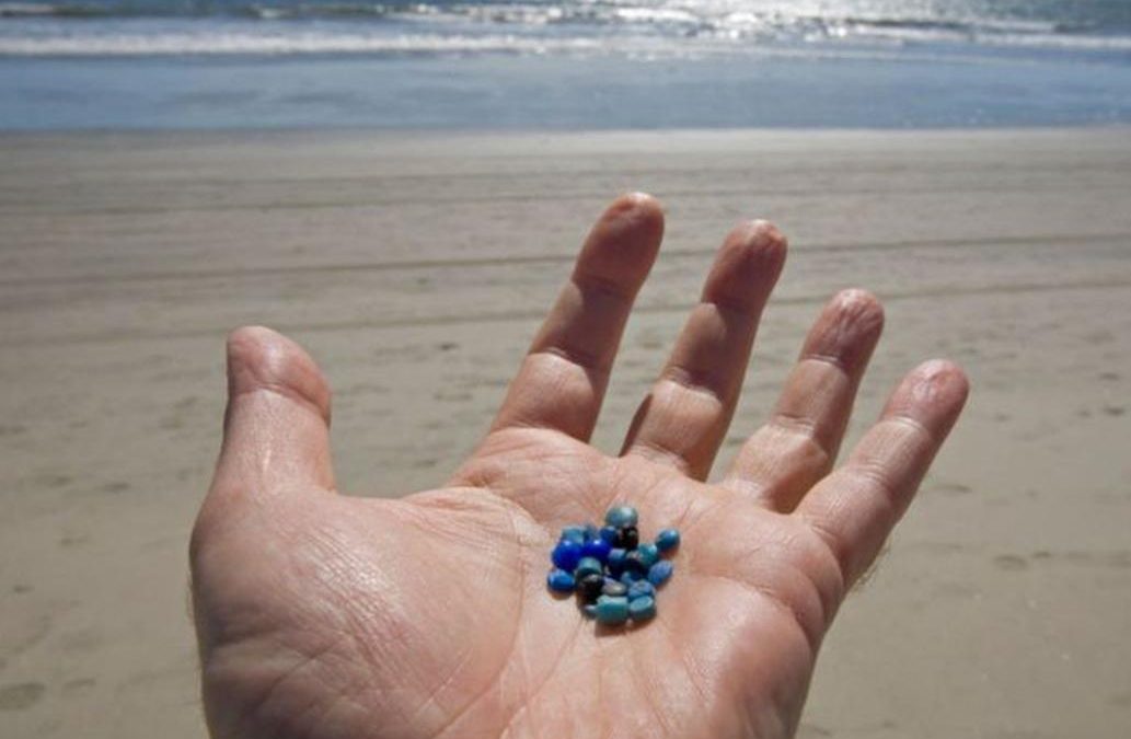 Qué son las «lágrimas de sirena», la mayor fuente de contaminación plástica de los océanos