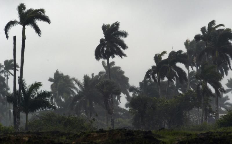 Tormenta daña el aeropuerto internacional de una ciudad cubana