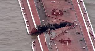 Gasolina derramada en un canal de EEUU tras un accidente