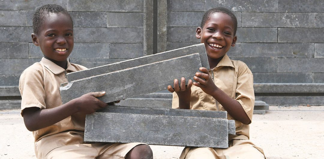 Con ladrillos de plástico reciclado se construyen escuelas en África
