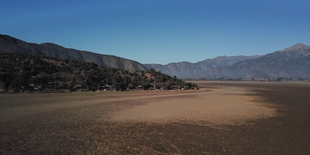 La crisis climática deja huella en la laguna seca de Aculeo en Chile