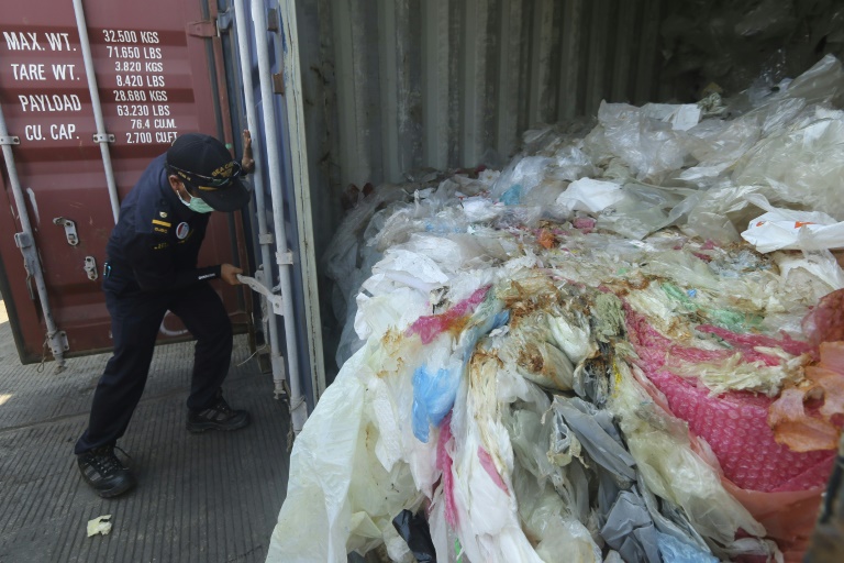 Indonesia reenvía contenedores con desechos