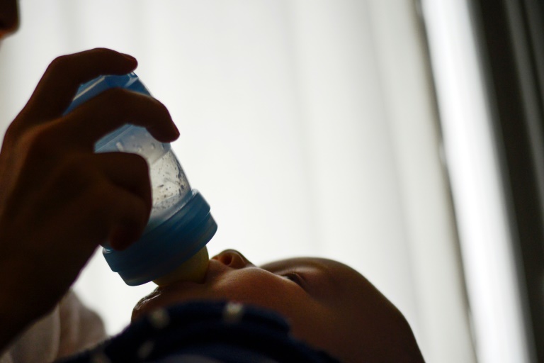 Los alimentos para bebé tienen demasiado azúcar, advierte la OMS