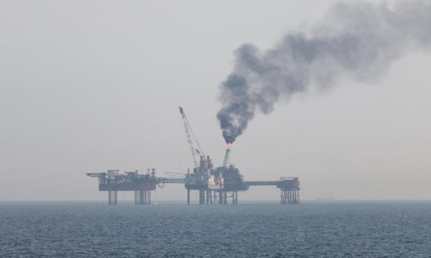 Gales es monitoreada después del derrame de un oleoducto