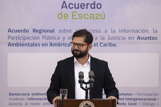 Chile: Gabriel Boric firma el tratado de Escazú