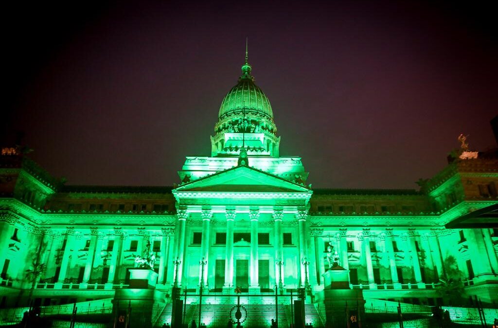 Día Mundial del Ambiente: Edificios emblemáticos se iluminaron de color verde