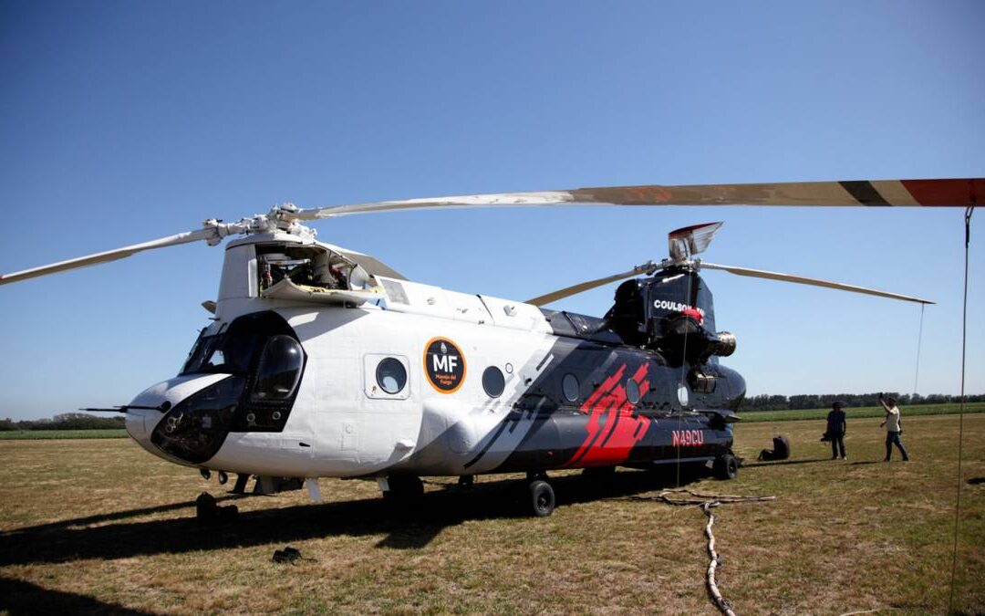 El helicóptero Chinook se trasladó al Delta para combatir los incendios