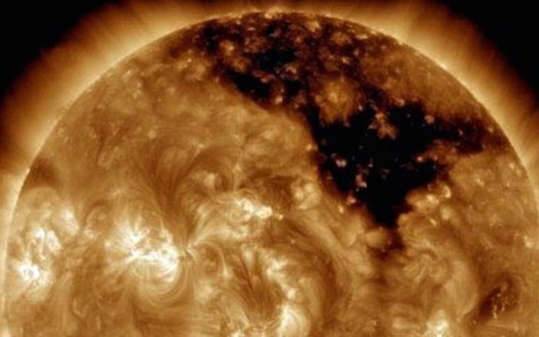 Un nuevo y gigantesco agujero coronal se abrió en el Sol