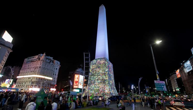 Más de 30 mil bolsas plásticas cubrieron el Obelisco para concientizar sobre el reciclaje