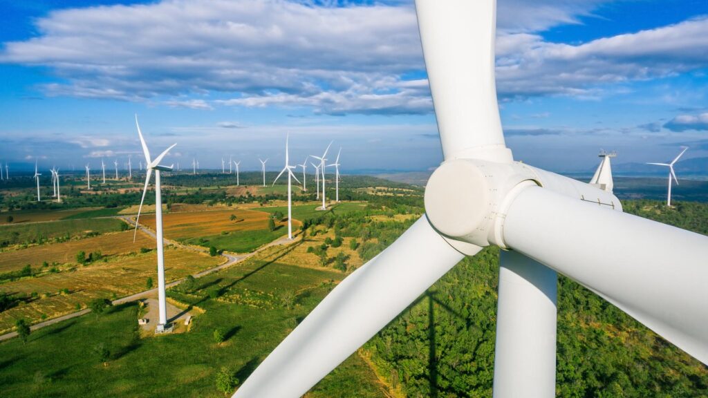 es la energía que se obtiene a partir del viento, es decir, es el aprovechamiento de la energía cinética de las masas de aire