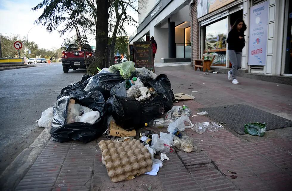 Montañas de basura que afectan a la población.