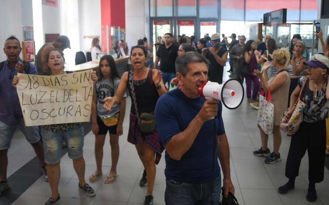 Vecinos de Tigre se manifiestan tras 18 días de cortes e intermitencias en el flujo eléctrico.