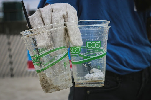 Las técnicas del greenwashing manipulan a los consumidores.