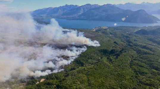 El incendio en el Parque Nacional Los Alerces avanza hacia Esquel