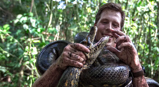 El biólogo y presentador neerlandés Freek Vonk con su nuevo hallazgo, una serpiente anaconda.