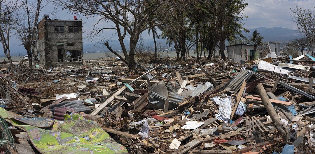 Según la Oficina de Coordinación de las Naciones Unidas para Asuntos Humanitarios (OCHA), el desastre en Indonesia se cobró 2077 vidas, y dejó más de 1000 desaparecidos. En total, más de 1,5 millones de personas se vieron afectadas, incluyendo 211.000 desplazados, con daños estimados de hasta 910 millones de dólares.
