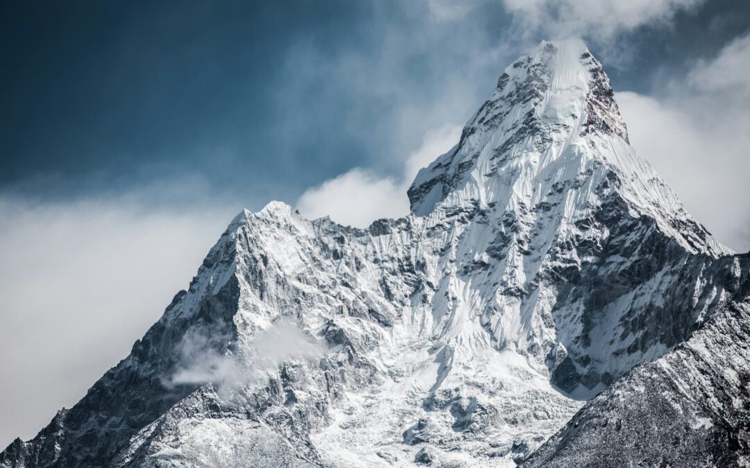 Denuncian cada vez más contaminación en el Everest, esta vez por excrementos