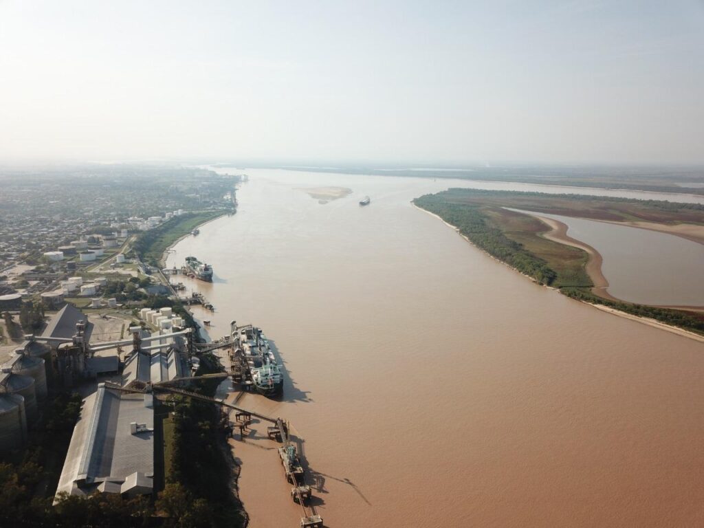 El río Paraná está contaminado en un 70% por residuos plásticos 