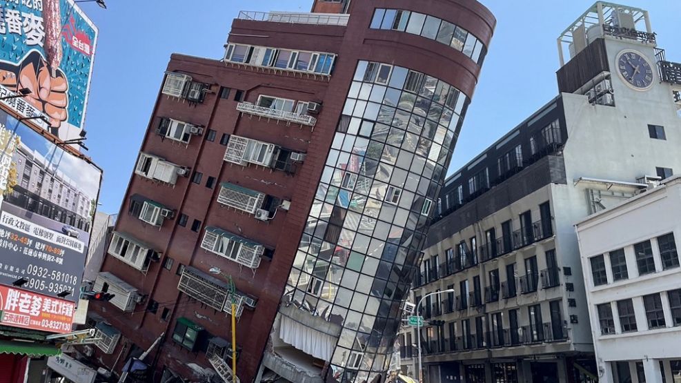 Tras el sismo en Taiwán continúan las operaciones de rescate