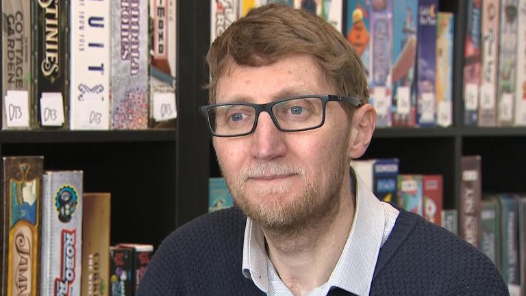 Jamie Scott fue la primera persona en demandar a AstraZeneca por las consecuencias que acarrea desde su vacunación.