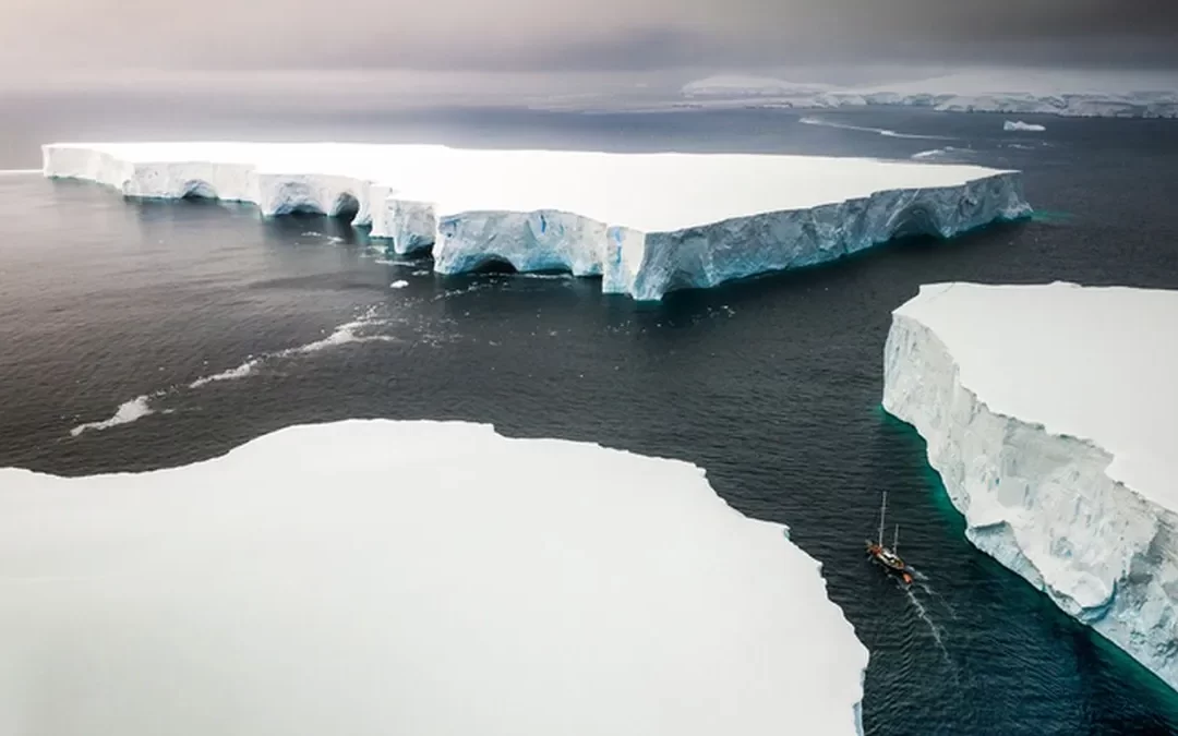 El cambio climático es un factor clave en el derretimiento del hielo antártico.