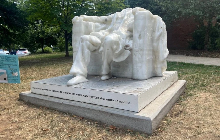 El calor derritió gran parte de la escultura de cera de Abraham Lincoln