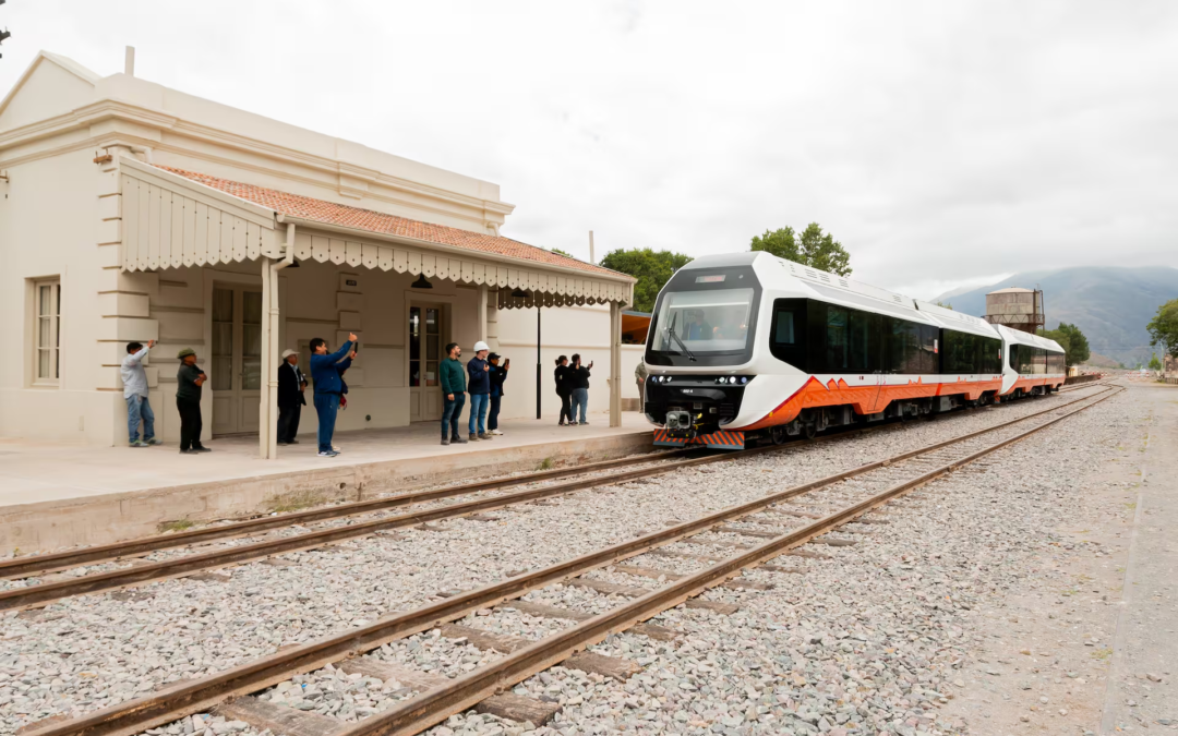 El tren solar de la Quebrada ya inició sus recorridos