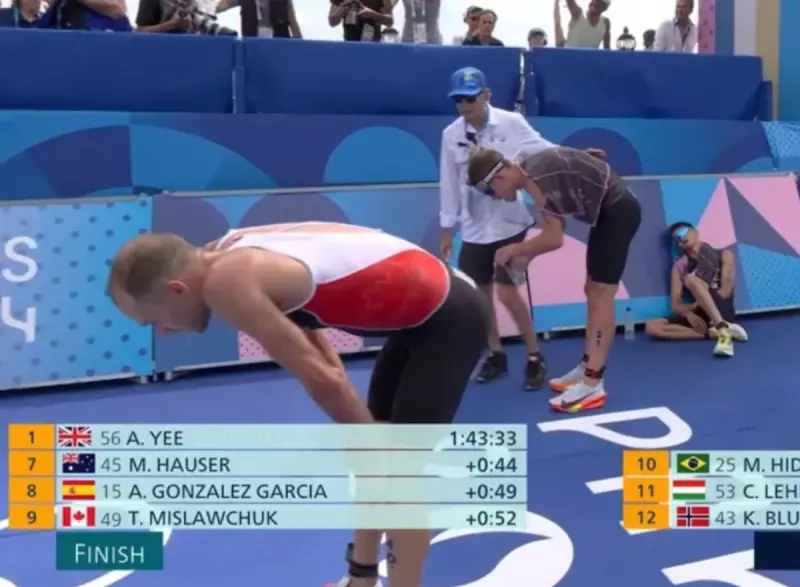 El triatleta canadiense Tyler Mislawchuk vomitó varias veces al atravesar el Sena, aunque aseguró que se debió al esfuerzo físico.