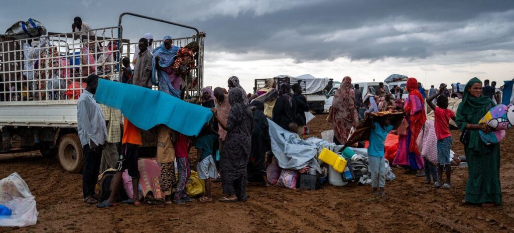  Población desplazada llegando a la zona de albergue en Kassala, Sudán.
