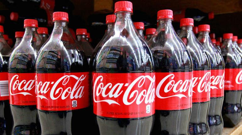 Coca-Cola envuelta en investigación por uso excesivo de agua en Colombia durante sequías.